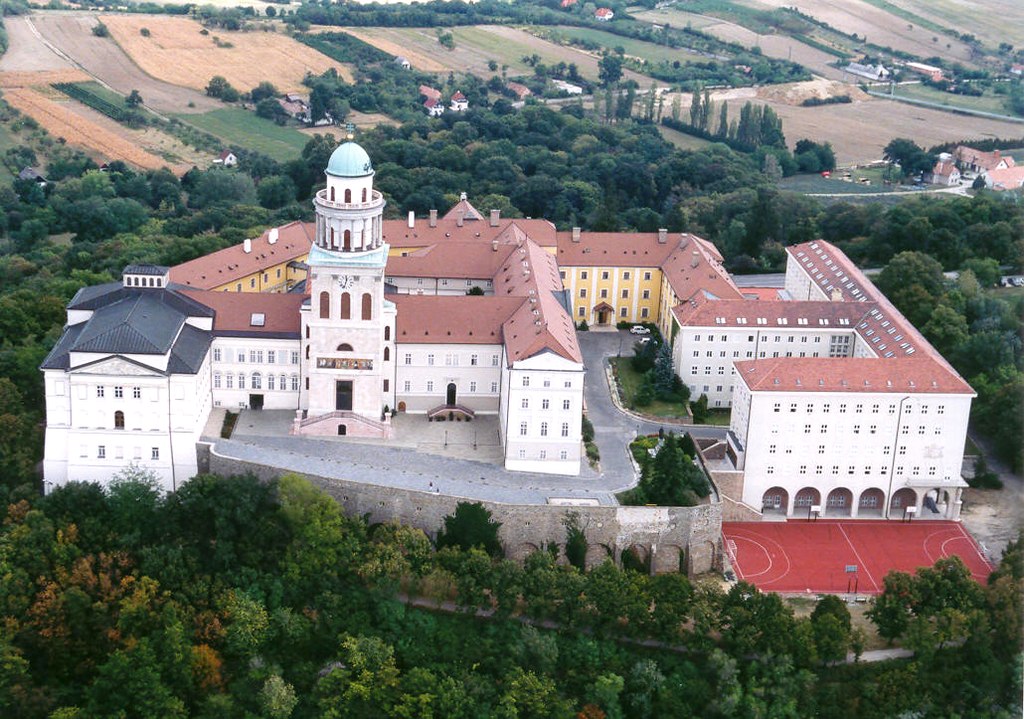 Pannonhalma, 1025 évesen modern - merészen felújított bazilika és egy kortárs szobor pannonhalma-1025-evesen-fiatal-szent-mor-szobor-es-a-mereszen-felujitott-bazilika