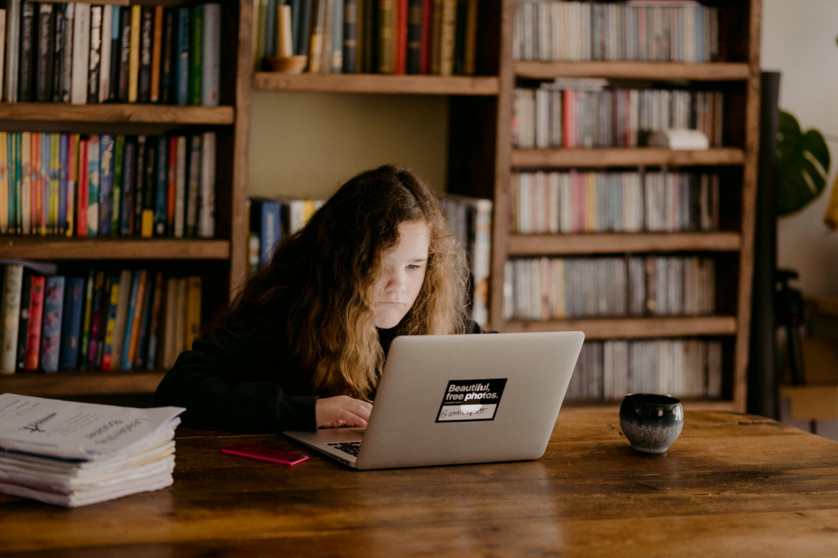 Hogy bírják a kamaszok az online oktatást? Németh Laura pszichoterapeutával beszélgettünk kamaszok-online-oktatas-nemeth-laura-pszichoterapeuta