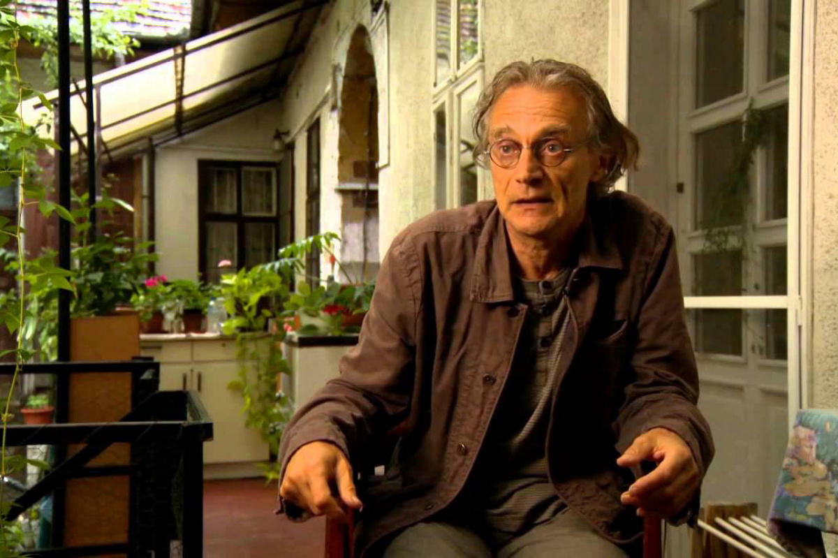 a-rosszul-begombolt-mellenyt-ujra-kell-gombolni-der-andras-rendezo-az-szfe-atalakitasarol